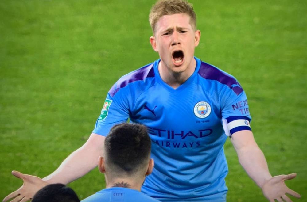 科贝记者：法兰克福球迷往巴萨球迷区投掷杂物甚至发射焰火（科贝记者：法兰克福球迷在巴萨球迷区投掷杂物并施放焰火）