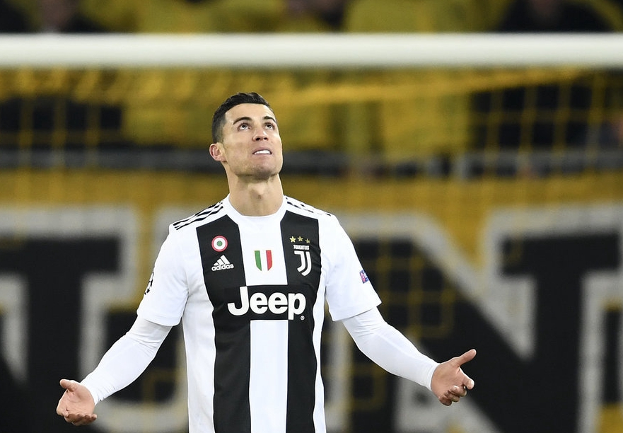 印度球迷：安保水平太糟糕，混乱中竟有警察试图和梅西自拍（印度球迷怒批安保：现场混乱，警察竟趁乱想与梅西自拍）