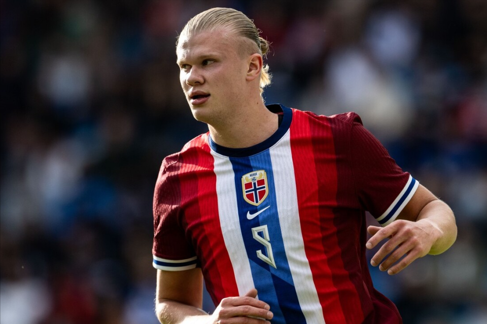 格雷米奥扳平后，主帅梅内塞斯与球迷发生口角并向其竖中指（格雷米奥追平后，主帅梅内塞斯与球迷争执并比中指）