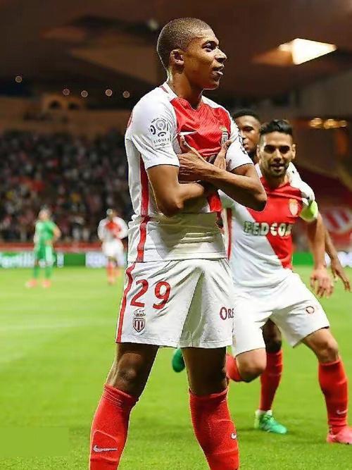 施洛特贝克：吉拉西最近过得确实不容易，但教练一直信任他（施洛特贝克：虽吉拉西近来不顺，主帅对其信任未曾动摇）