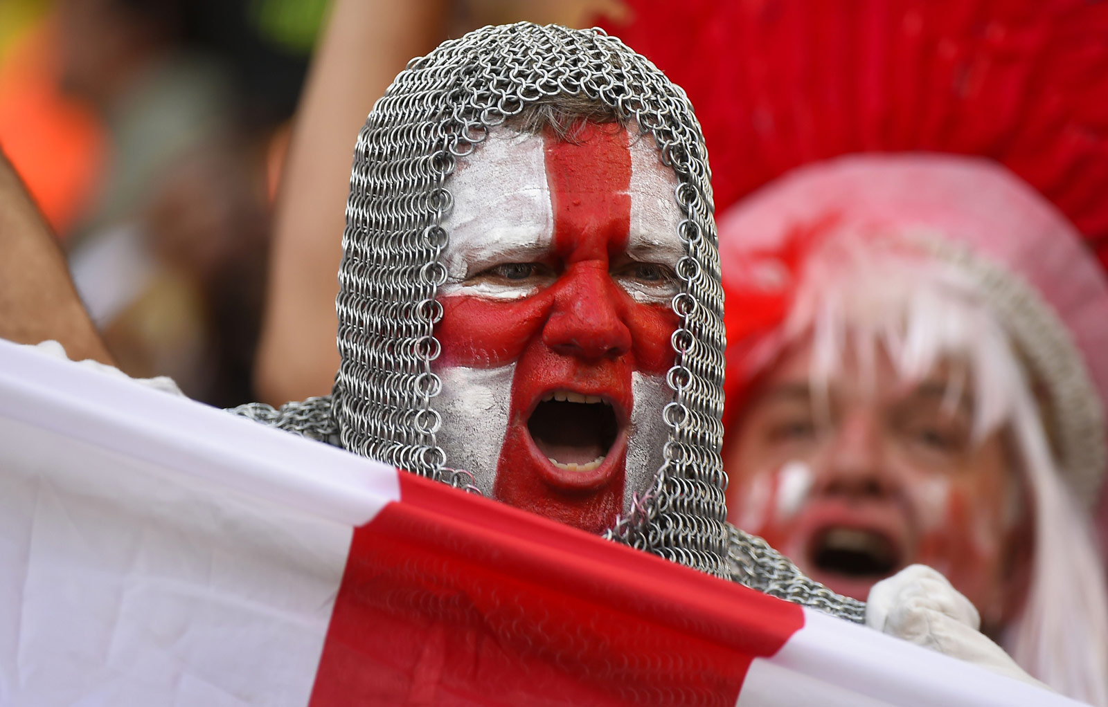 图片报：因极端球迷大规模燃放烟火，拜仁将面临欧足联的处罚（极端球迷大规模燃放烟火，拜仁恐遭欧足联处罚）