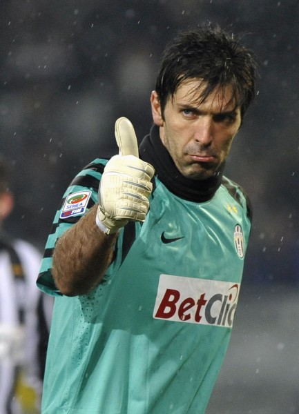 传闻：曼联、罗马和斯图加特也在关注18岁昂热前锋谢里夫（消息称曼联、罗马与斯图加特关注昂热18岁前锋谢里夫）