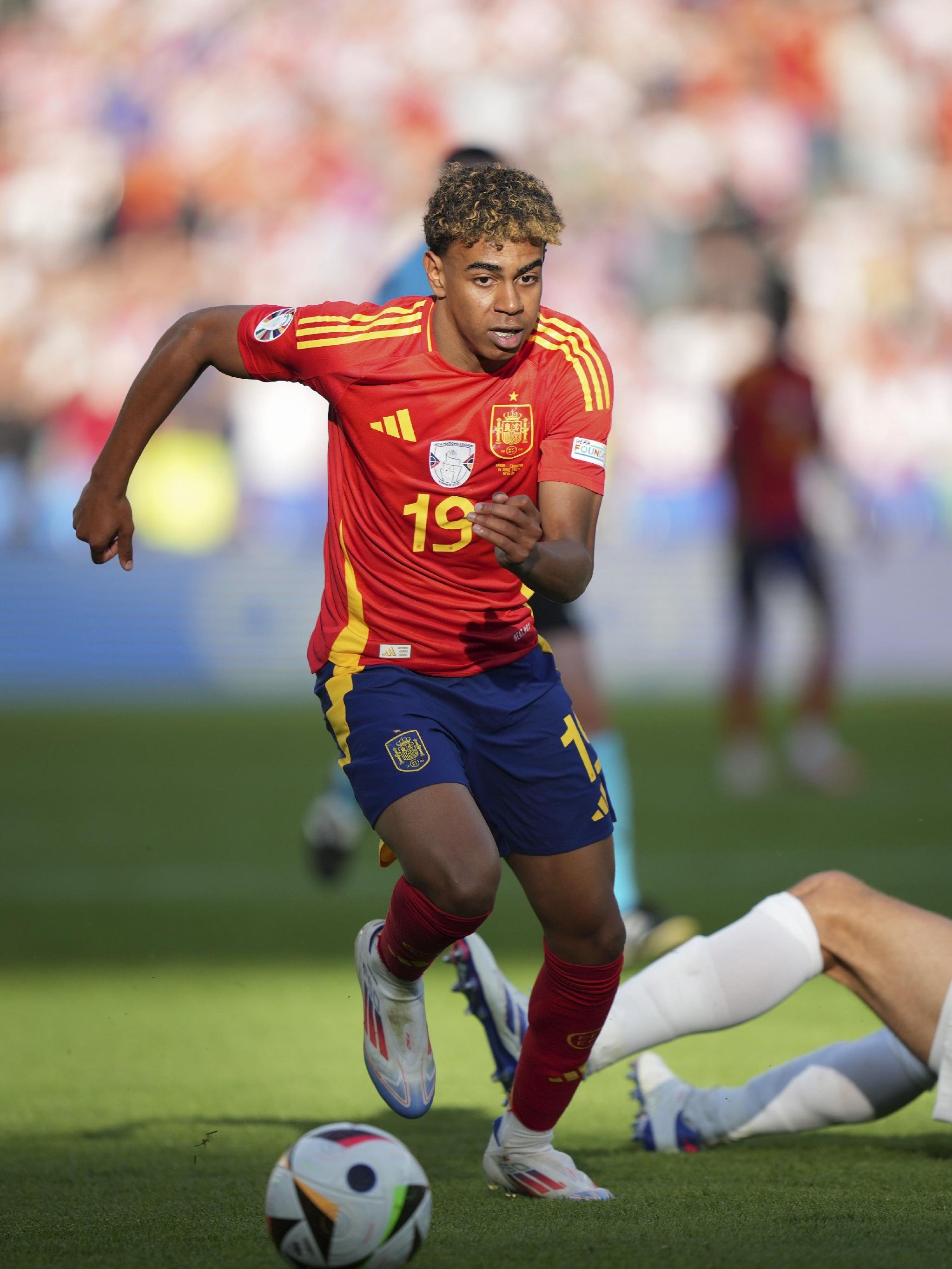 记者：张琳芃大概率还要再坚守一年，发挥老队员传帮带（记者：张琳芃或将再战一年，继续发挥老将传帮带作用）