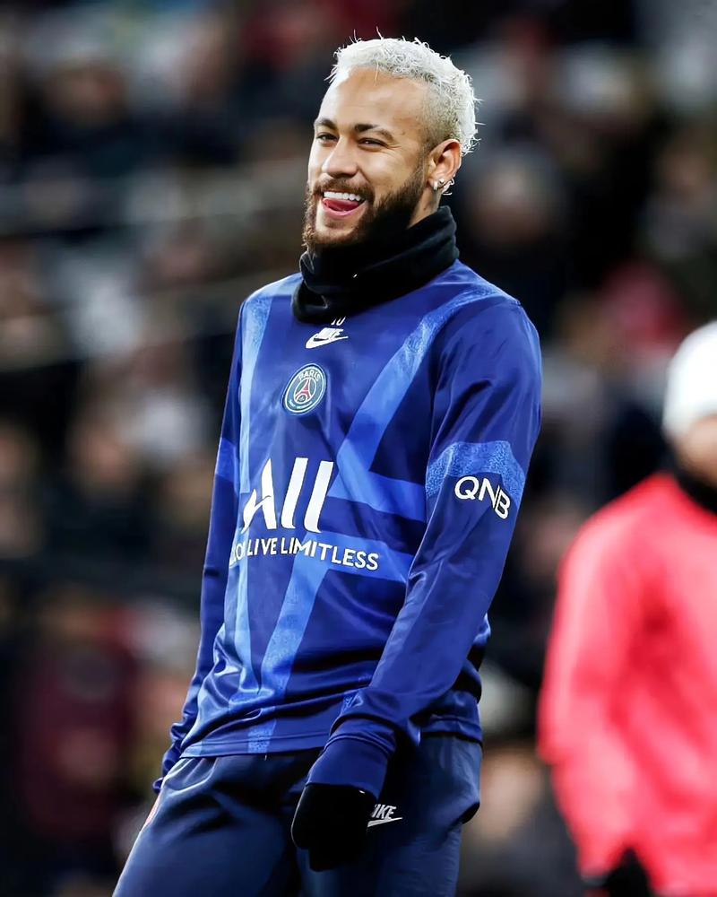 周末战巴萨！国王杯赛后一瘸一拐，安东尼：放心，有时间恢复（国王杯后跛行，安东尼称无大碍：周末战巴萨有时间恢复）