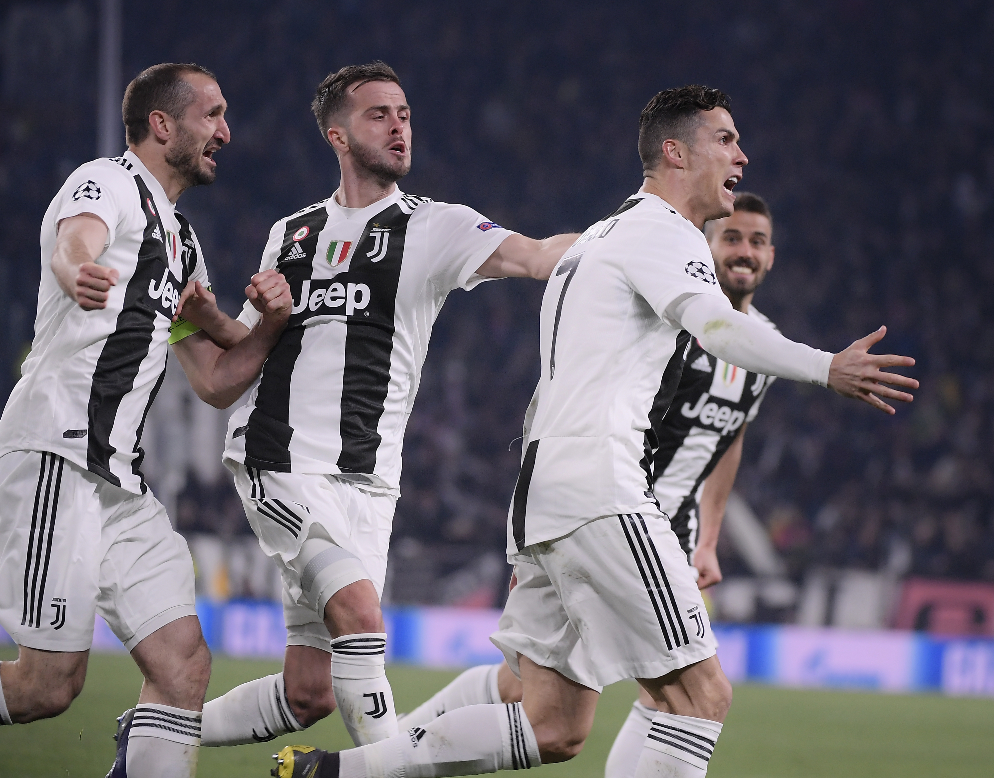 拉奥斯评皇马争议战主裁：金特罗在比赛中缺乏应有的情绪平衡（拉奥斯谈皇马争议战：主裁金特罗情绪管理不到位）