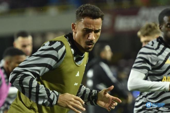 在上海旅游的奇塔迪尼重返海港俱乐部，拜访昔日教练和队友（游沪的奇塔迪尼重返海港俱乐部，看望昔日主帅与队友）